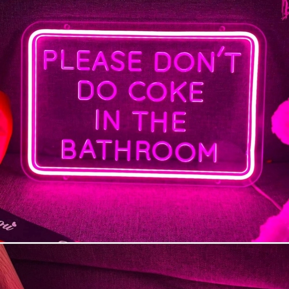 Like for live show listings! 🩷 - Picture 2 of 5